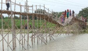 গোয়ালন্দে ভরসার বাঁশের সাঁকোই এখন মরণ ফাঁদ। 